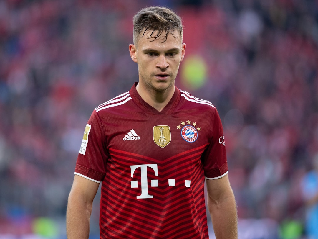 Joshua Kimmich läuft im Trikot des FC Bayern München über den Platz.
