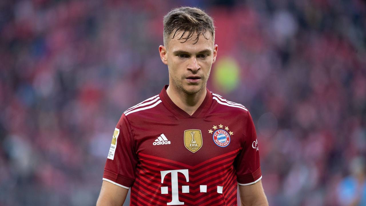 Joshua Kimmich läuft im Trikot des FC Bayern München über den Platz.