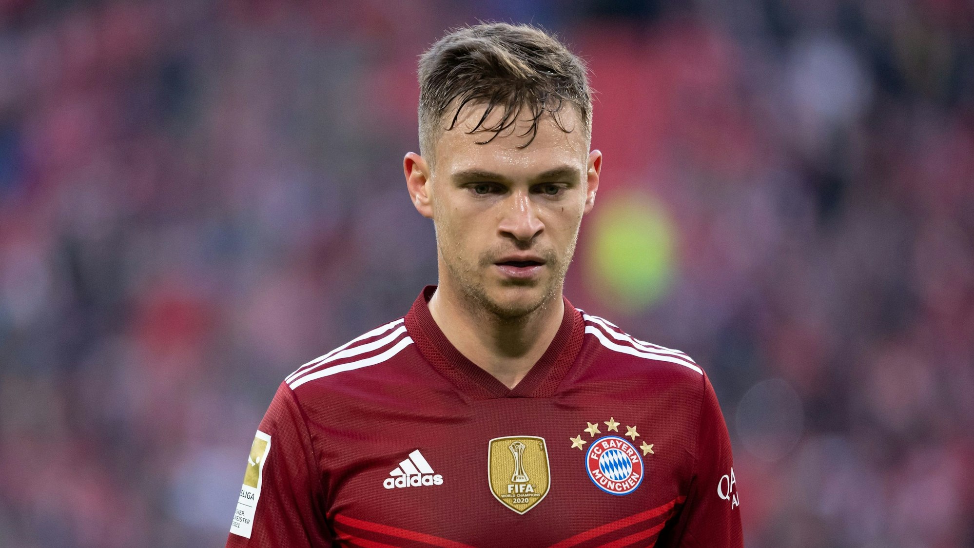 Joshua Kimmich läuft im Trikot des FC Bayern München über den Platz.