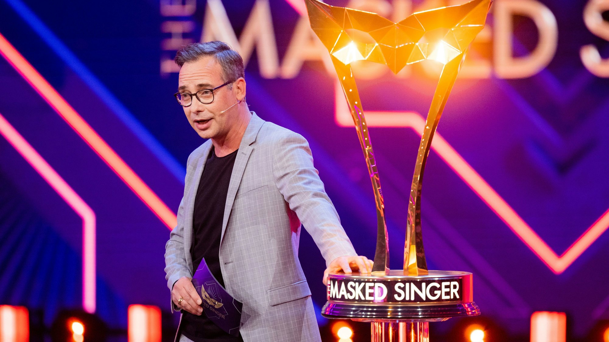 Moderator Matthias Opdenhövel steht in der ProSieben-Show „The Masked Singer“ auf der Bühne.