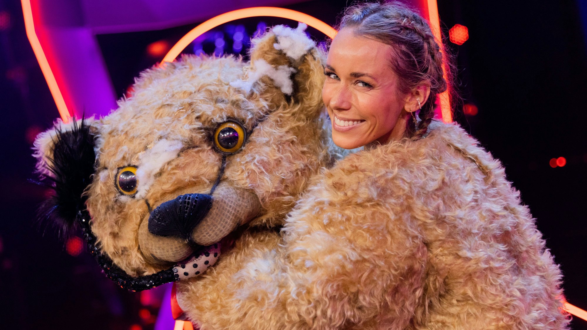 Annemarie Carpendale, Moderatorin, steht als enttarnte Figur „Der Teddy“ in der ProSieben-Show „The Masked Singer.“