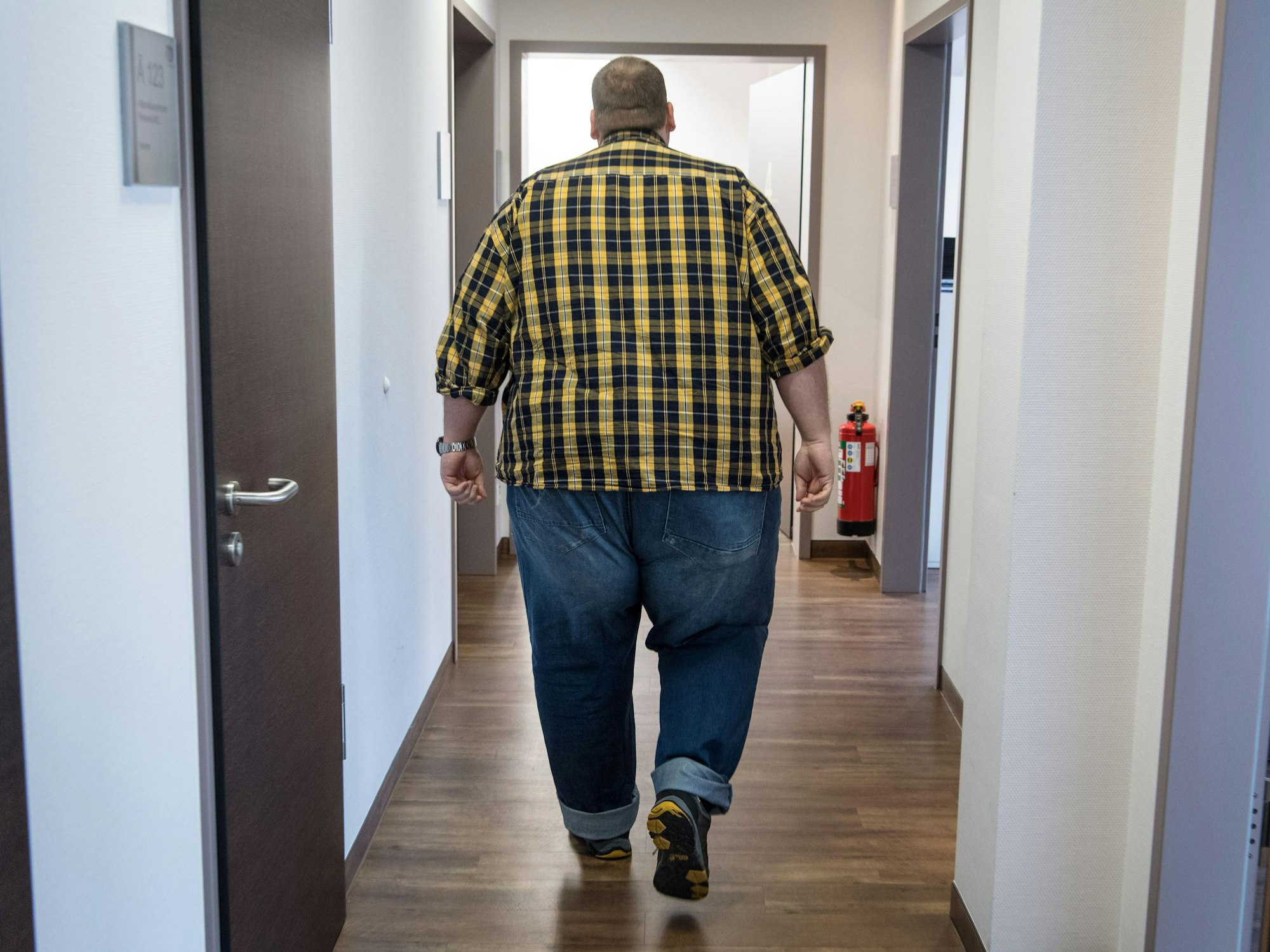 Ein übergewichtiger Mann kommt am 04.10.2016 zu seiner Nachuntersuchung in das Deutsche-Adipositas-Zentrum in Frankfurt am Main (Hessen).