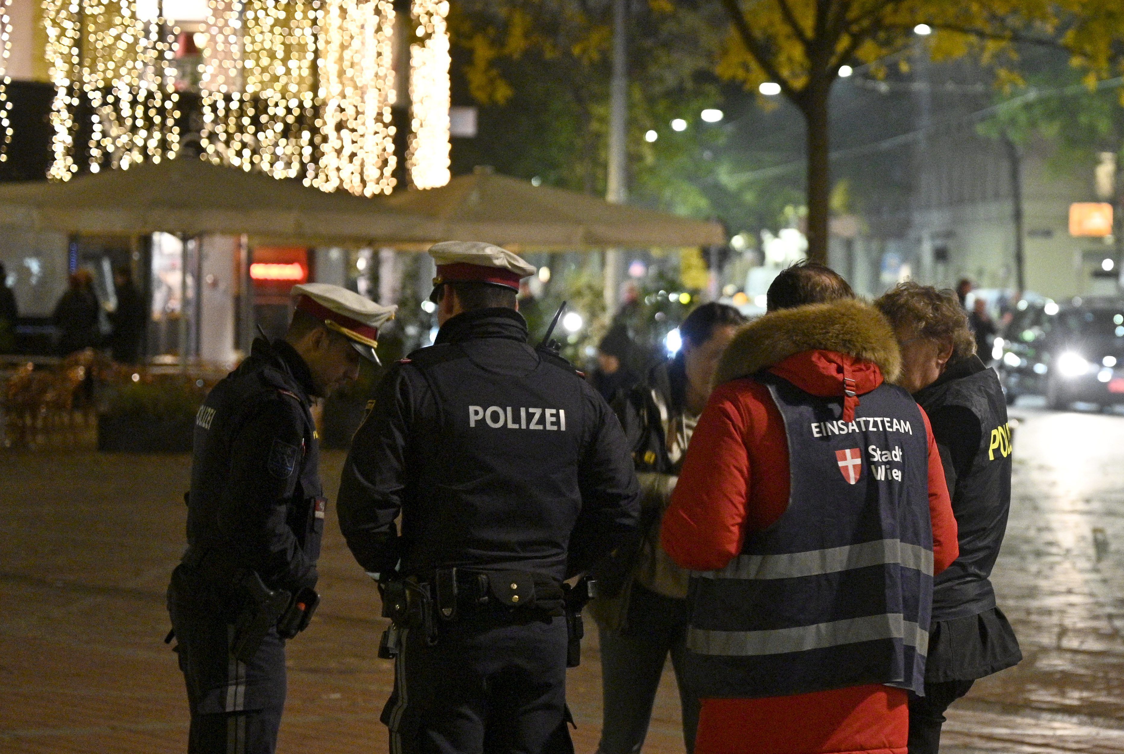 Polizei und Ordnungsamt führen Kontrollen zur Einhaltung der 2G-Regeln durch.