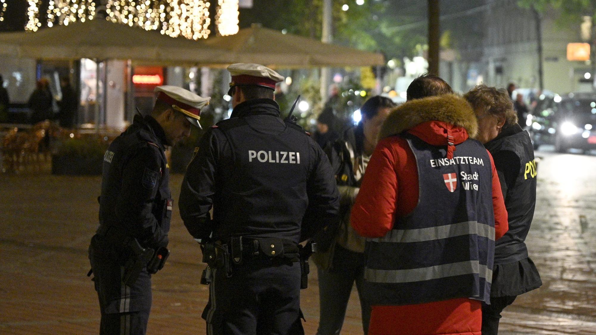 Polizei und Ordnungsamt führen Kontrollen zur Einhaltung der 2G-Regeln durch.