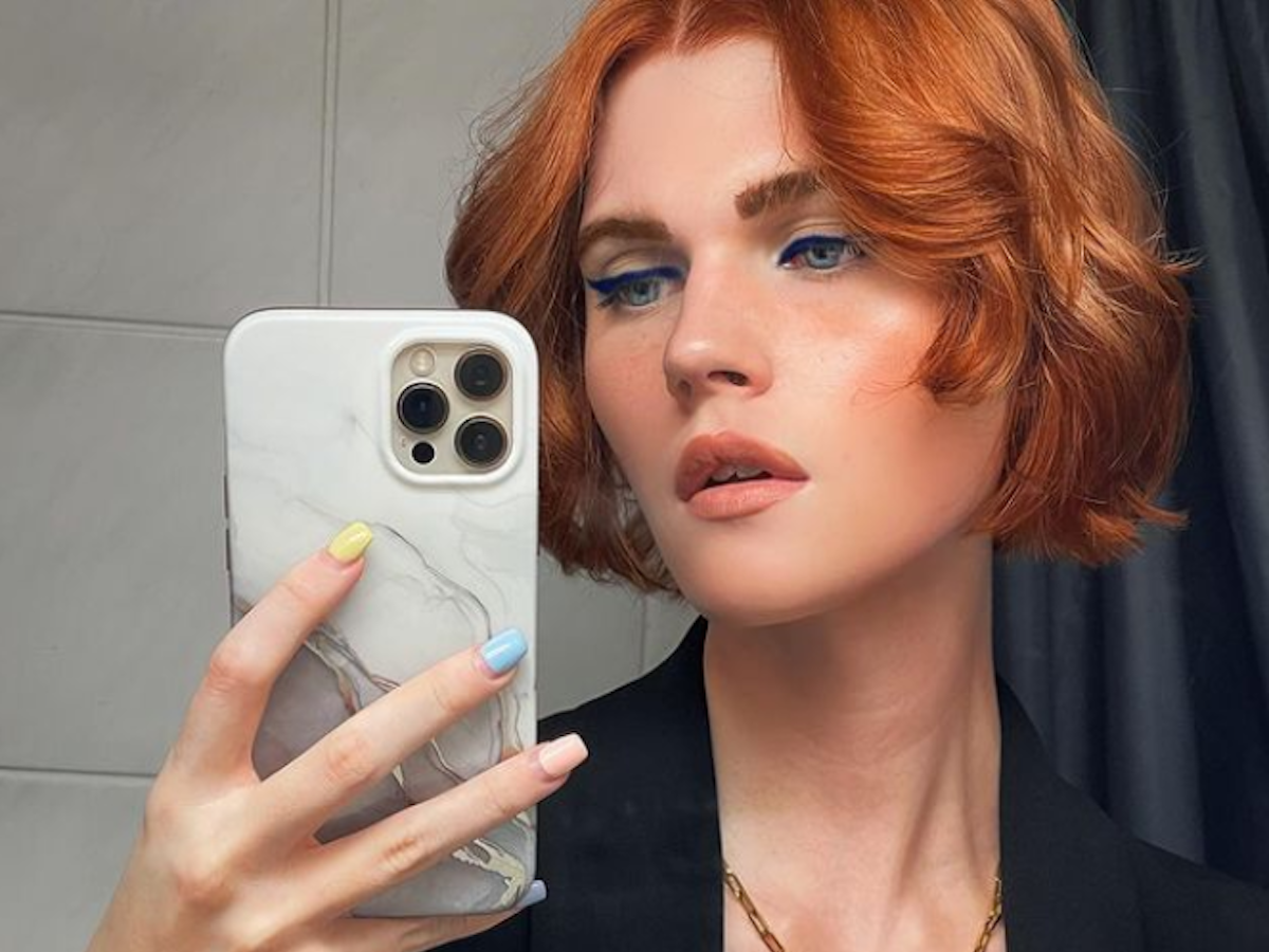 Ex-GNTM-Model Lucy Hellenbrecht posiert in einem schwarzen Blazer vor einem Spiegel. Foto aus Instagram vom 2. Oktober 2021.