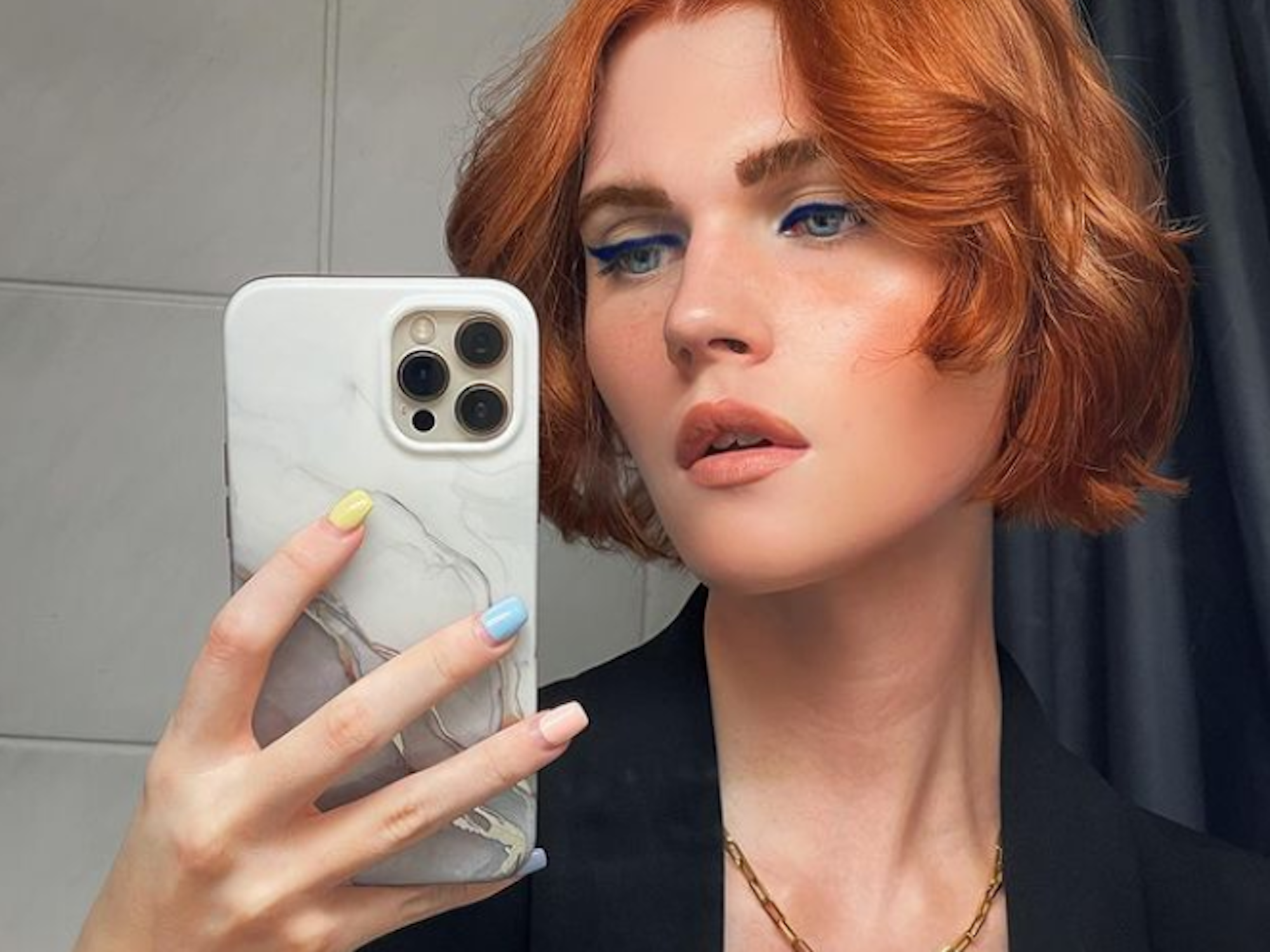 Ex-GNTM-Model Lucy Hellenbrecht posiert in einem schwarzen Blazer vor einem Spiegel. Foto aus Instagram vom 2. Oktober 2021.