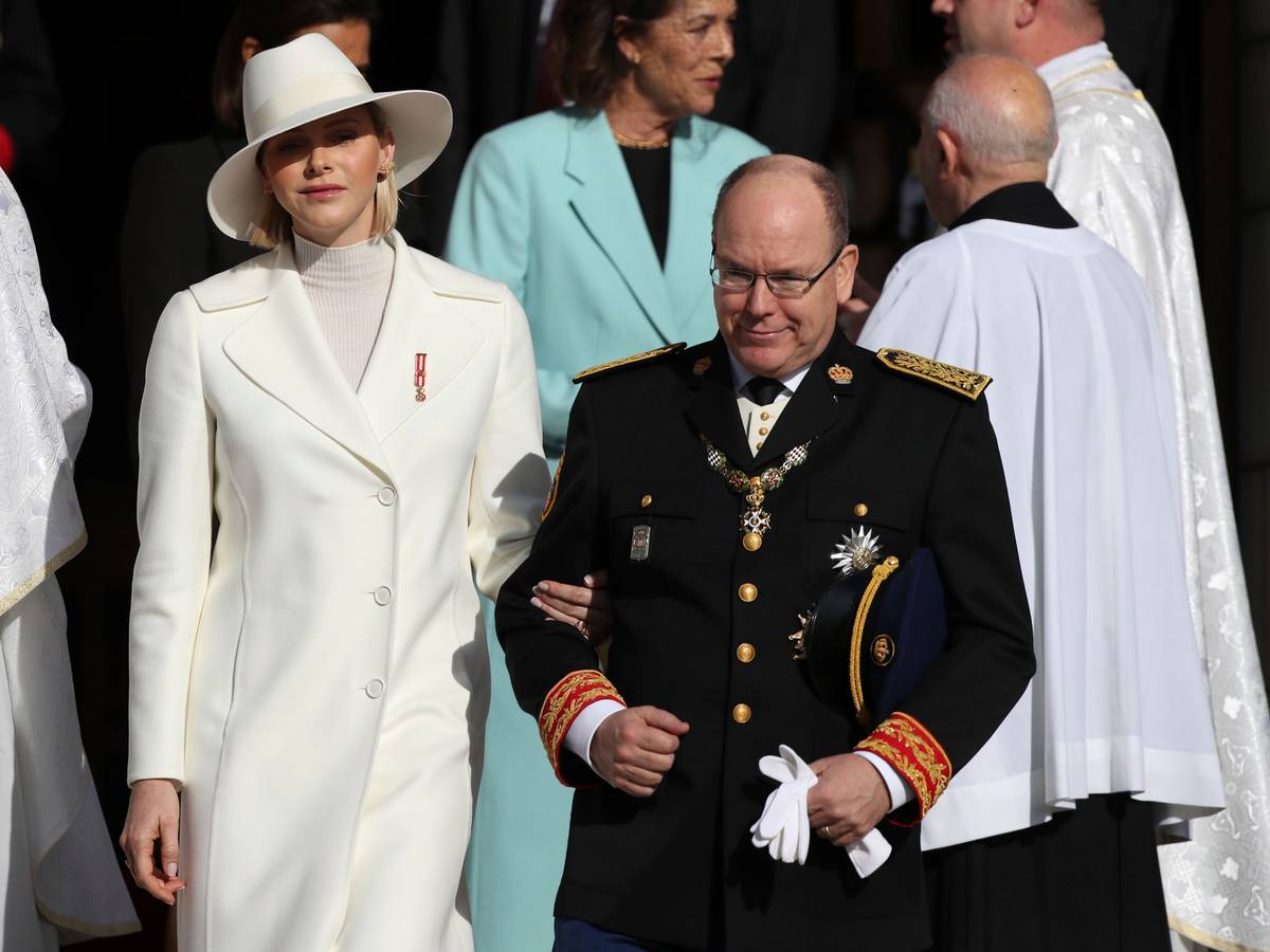 Prinzessin Charlene von Monaco (l) und Prinz Albert II. von Monaco nehmen an den Feierlichkeiten zum Nationalfeiertag in Monaco 2019 teil.