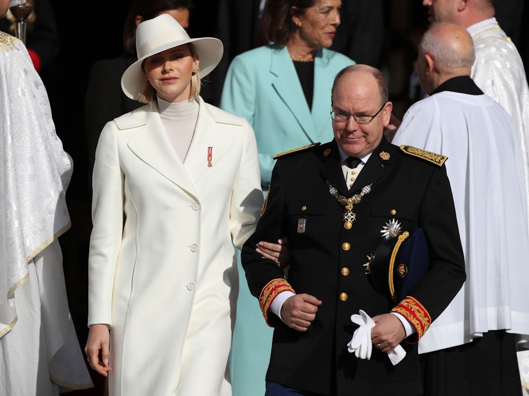 Prinzessin Charlene von Monaco (l) und Prinz Albert II. von Monaco nehmen an den Feierlichkeiten zum Nationalfeiertag in Monaco 2019 teil.