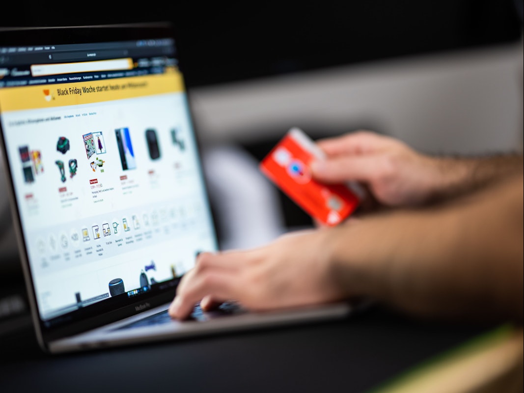 Wenn Sie online einkaufen, sollten Sie keinesfalls via Vorkasse bezahlen, rät die Verbraucherzentrale Bremen.