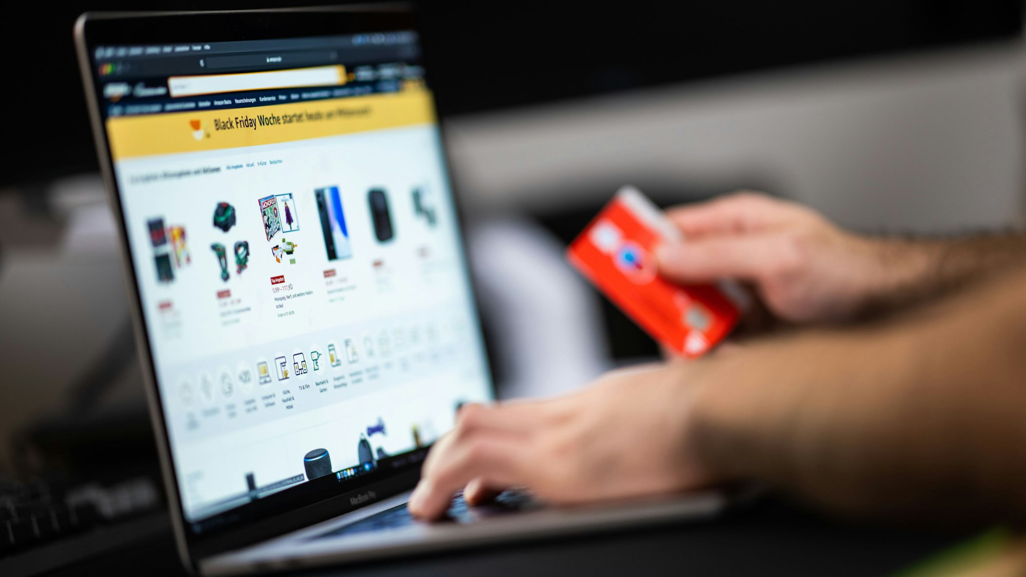 Wenn Sie online einkaufen, sollten Sie keinesfalls via Vorkasse bezahlen, rät die Verbraucherzentrale Bremen.