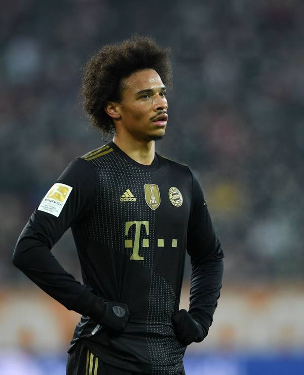Leroy Sané steht enttäuscht auf dem Platz