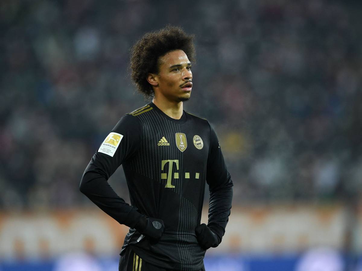 Leroy Sané steht enttäuscht auf dem Platz