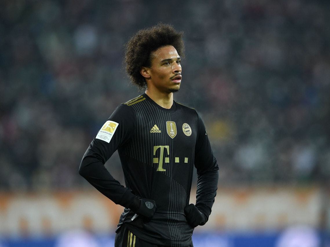 Leroy Sané steht enttäuscht auf dem Platz