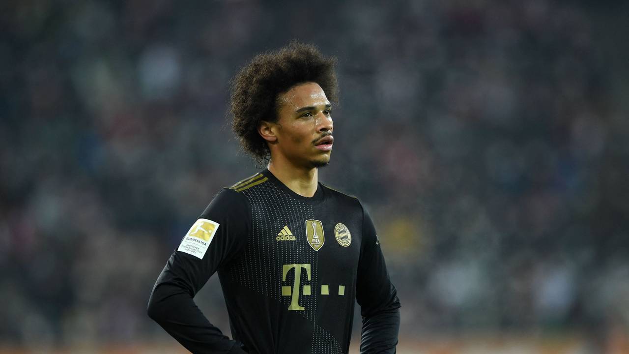 Leroy Sané steht enttäuscht auf dem Platz