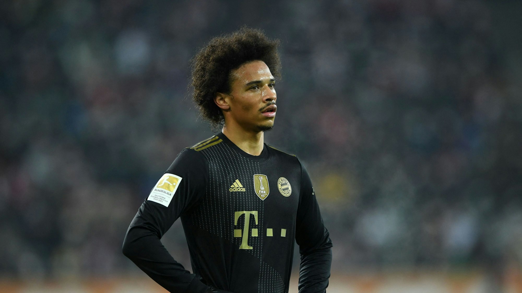 Leroy Sané steht enttäuscht auf dem Platz