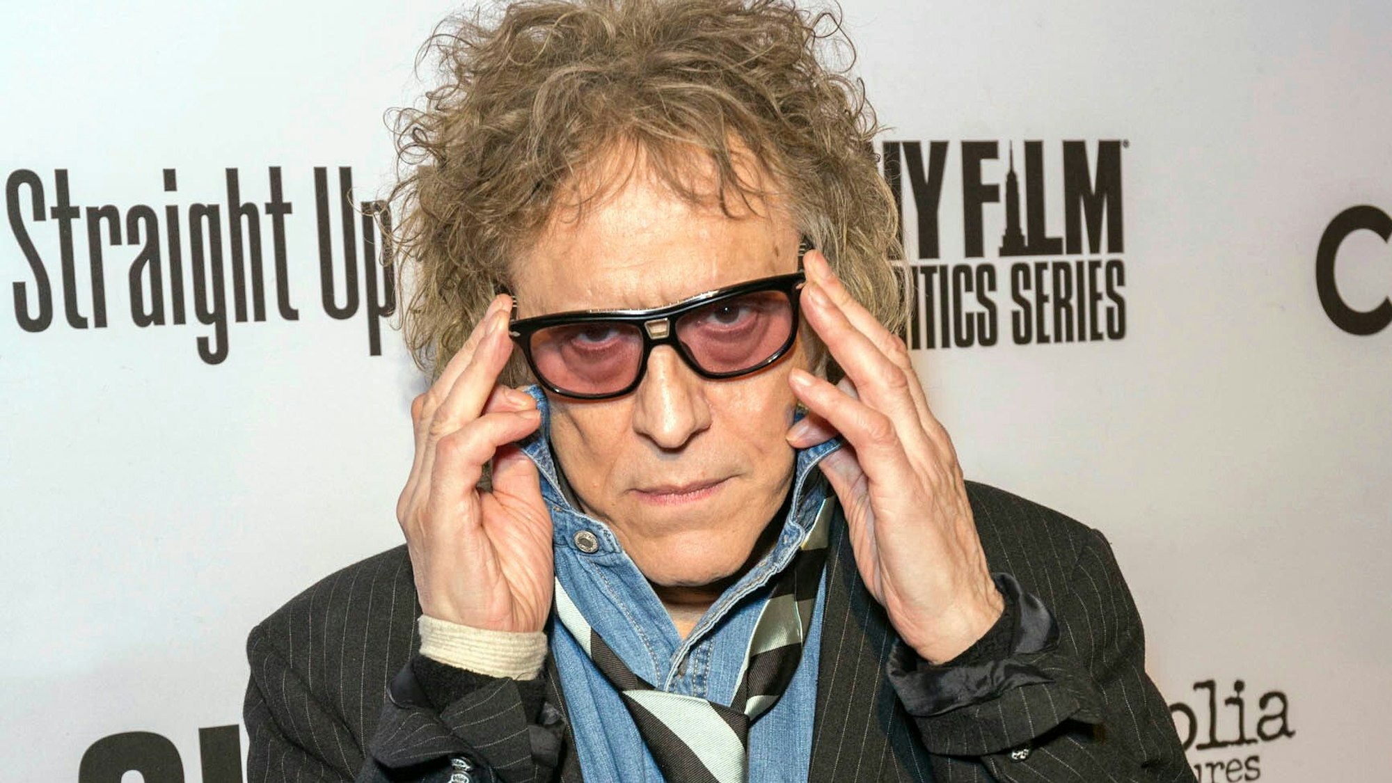 Der britische Fotograf Mick Rock kommt am 05. April 2017 zur Premiere des Films „SHOT! The Psycho-Spiritual Mantra of Rock“ in Los Angeles (USA)