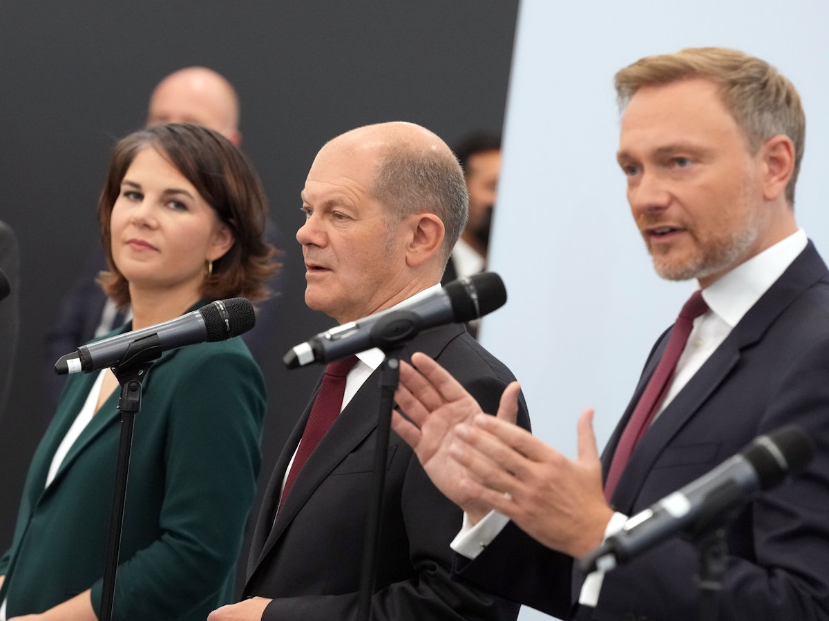 Die Ampel hat grünes Licht fürs Infektionsschutzgesetz bekommen. Unser Bild zeigt Annalena Baerbock (von links), Bundesvorsitzende von Bündnis 90/Die Grünen, Olaf Scholz, SPD-Kanzlerkandidat und Bundesminister der Finanzen, und Christian Lindner, Fraktionsvorsitzender und Parteivorsitzender der FDP, im Oktober 2021 in Berlin.