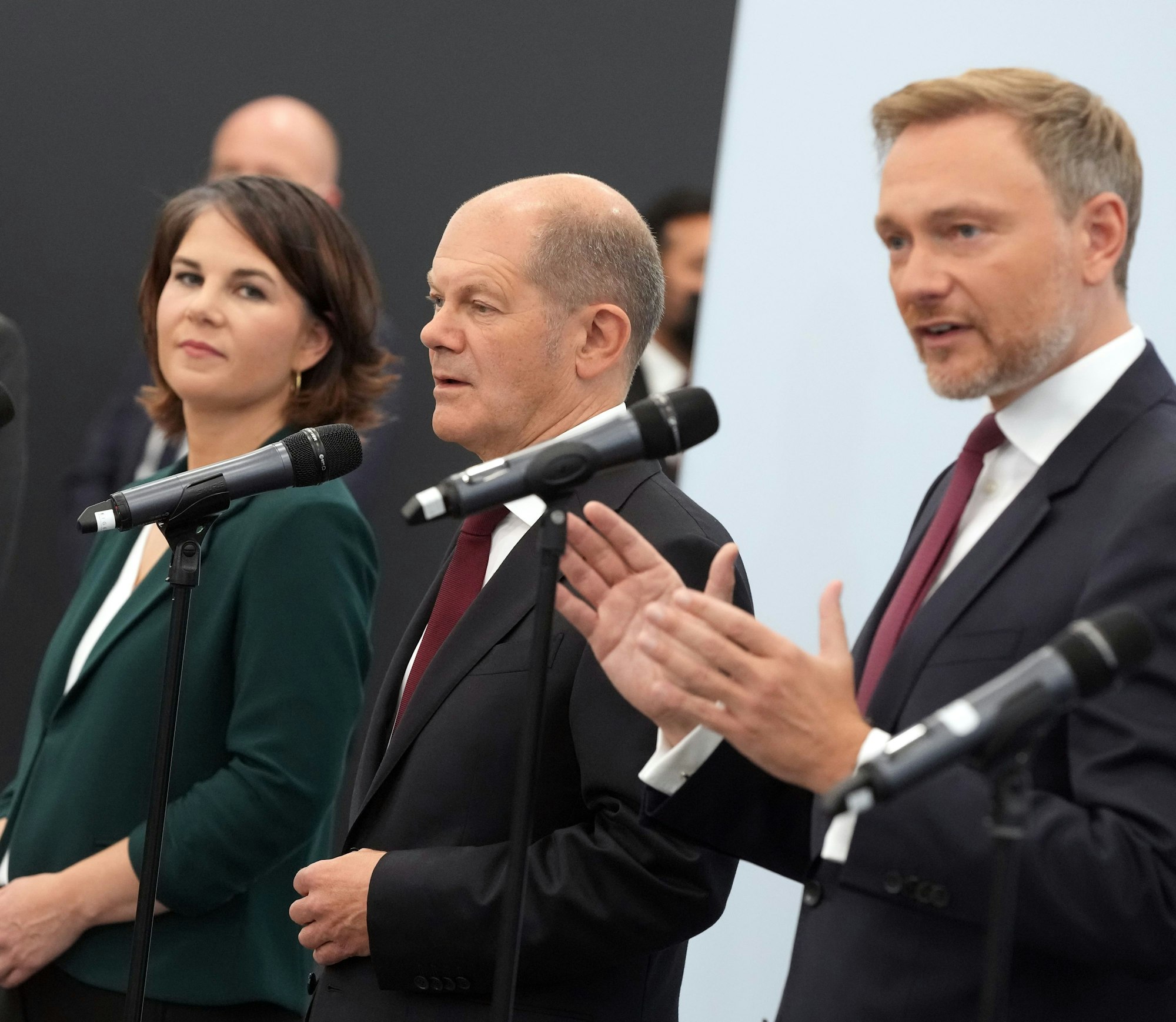 Die Ampel hat grünes Licht fürs Infektionsschutzgesetz bekommen. Unser Bild zeigt Annalena Baerbock (von links), Bundesvorsitzende von Bündnis 90/Die Grünen, Olaf Scholz, SPD-Kanzlerkandidat und Bundesminister der Finanzen, und Christian Lindner, Fraktionsvorsitzender und Parteivorsitzender der FDP, im Oktober 2021 in Berlin.