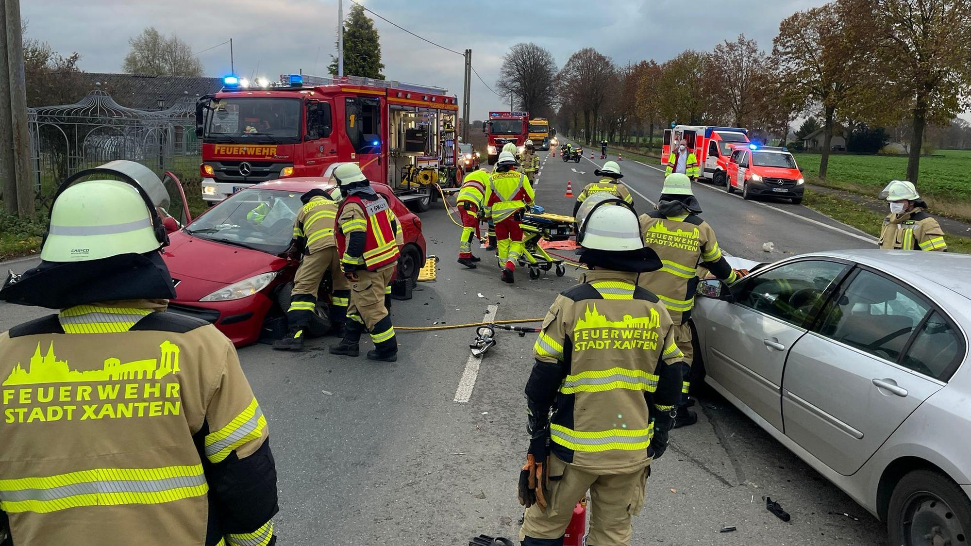 Die Feuerwehr konnte die schwer verletzte Frau aus ihrem Auto befreien.