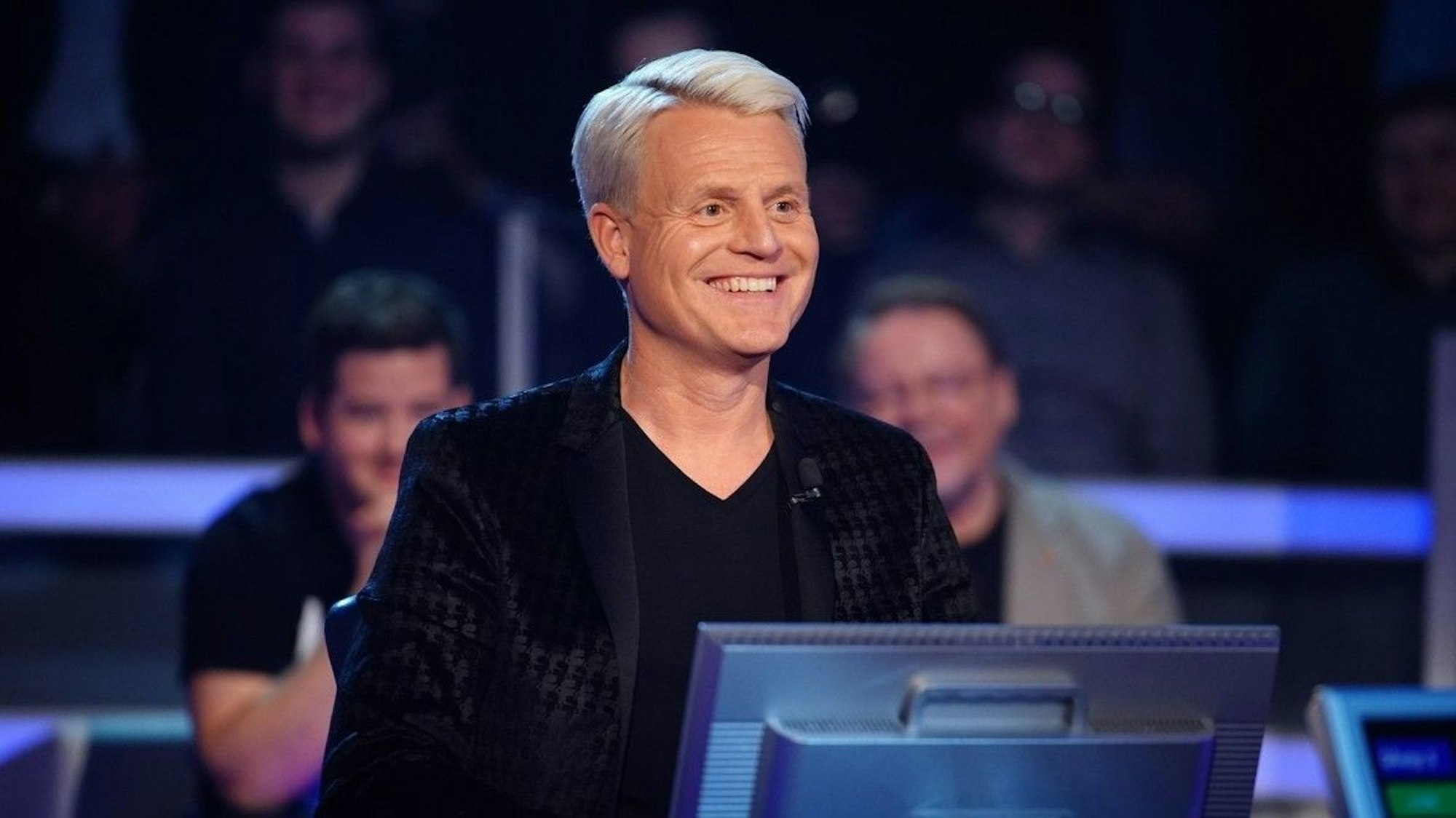 Der Moderator Guido Cantz sitzt in der TV-Show „Wer wird Millionär?“
