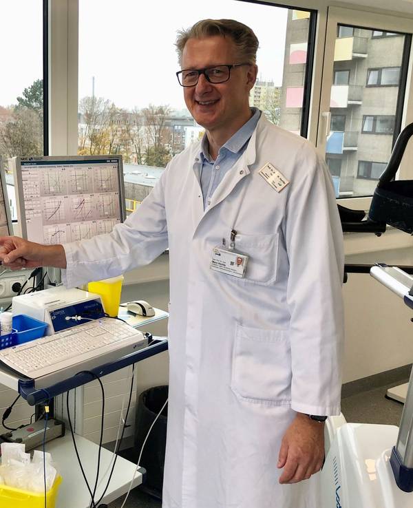 Prof. Dr. Marc Horlitz (56) ist eine Koryphäe auf dem Gebiet der Herzmedizin. Der Kardiologe betreut im Krankenhaus Porz am Rhein zahlreiche Profi-Sportler (unter anderem die Kölner Haie und Viktoria Köln).