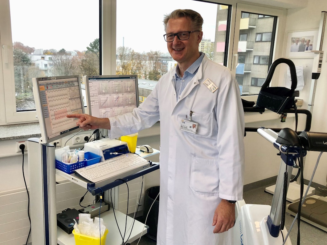 Prof. Dr. Marc Horlitz (56) ist eine Koryphäe auf dem Gebiet der Herzmedizin. Der Kardiologe betreut im Krankenhaus Porz am Rhein zahlreiche Profi-Sportler (unter anderem die Kölner Haie und Viktoria Köln).