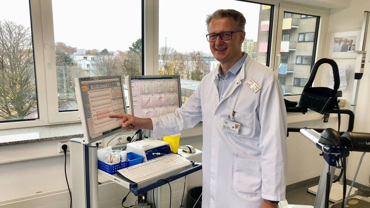 Prof. Dr. Marc Horlitz (56) ist eine Koryphäe auf dem Gebiet der Herzmedizin. Der Kardiologe betreut im Krankenhaus Porz am Rhein zahlreiche Profi-Sportler (unter anderem die Kölner Haie und Viktoria Köln).