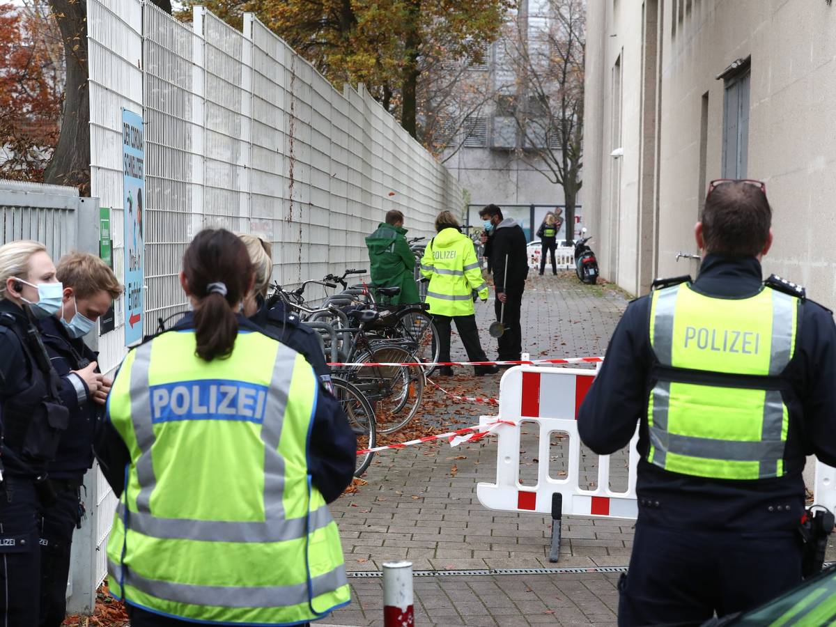 Polizeieinsatz nach einem Brandanschlag auf die Moschee.