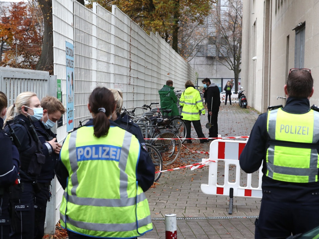 Polizeieinsatz nach einem Brandanschlag auf die Moschee.