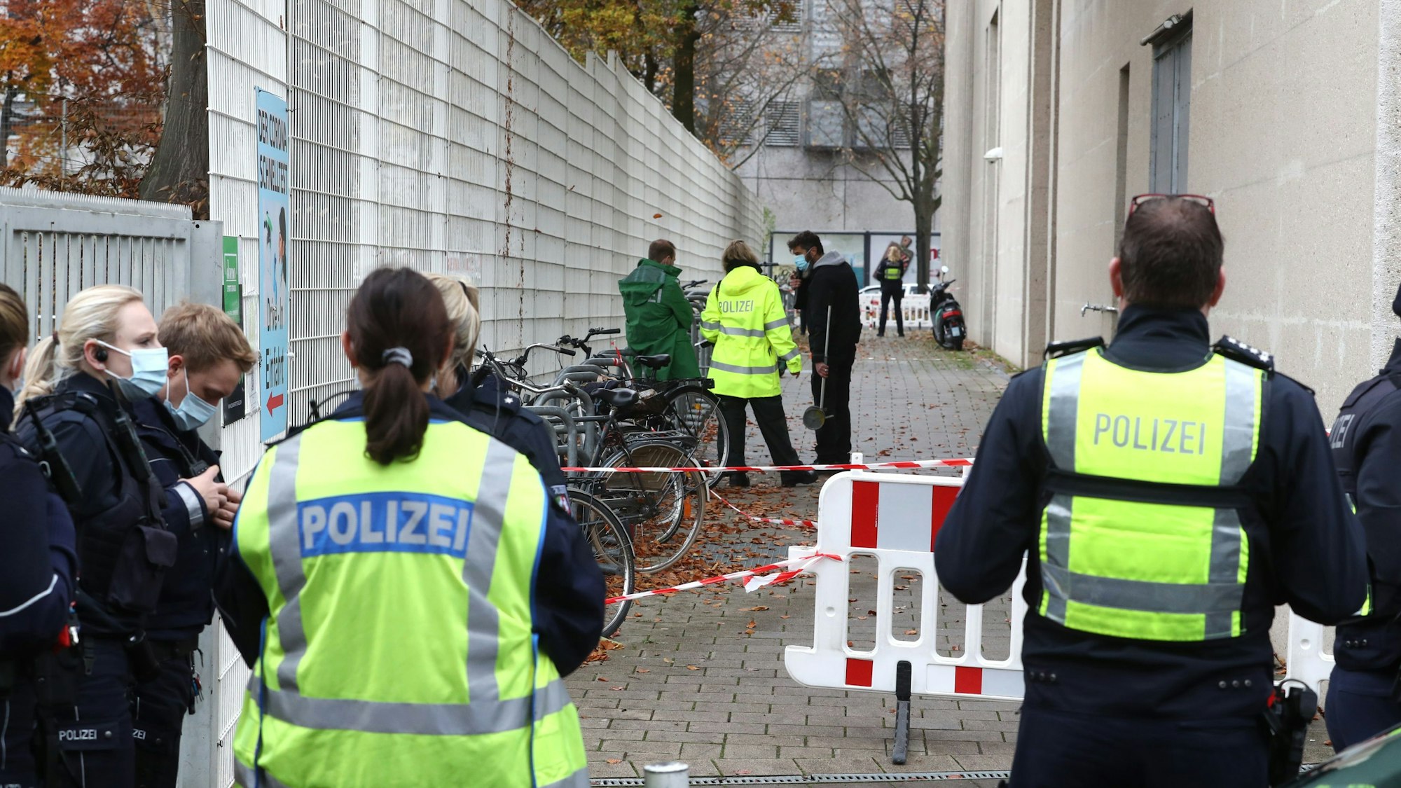 Polizeieinsatz nach einem Brandanschlag auf die Moschee.