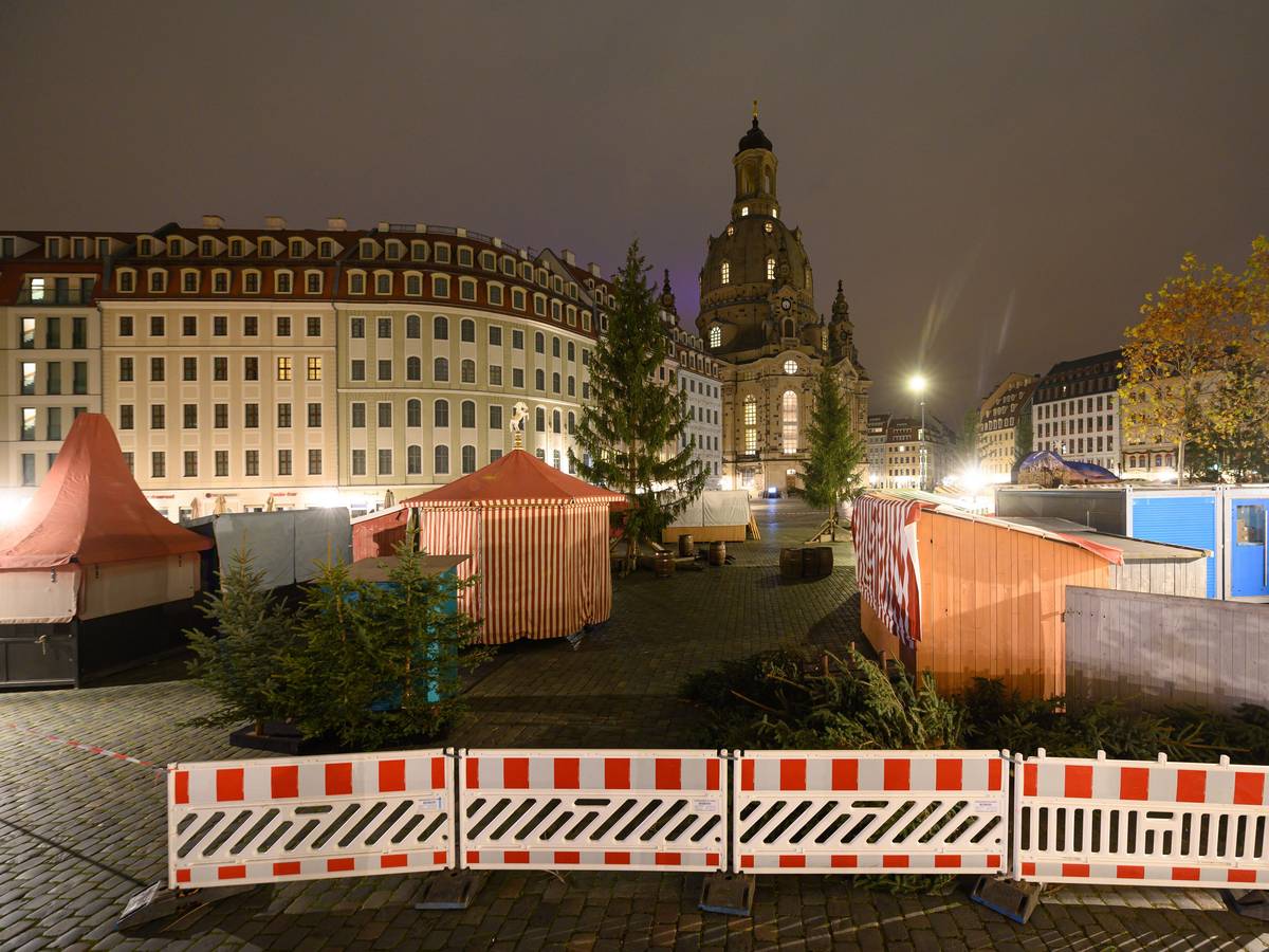 Absperrungen stehen während der Aufbauarbeiten des Historischen Weihnachtsmarktes auf dem Neumarkt vor der Frauenkirche. +++ dpa-Bildfunk +++