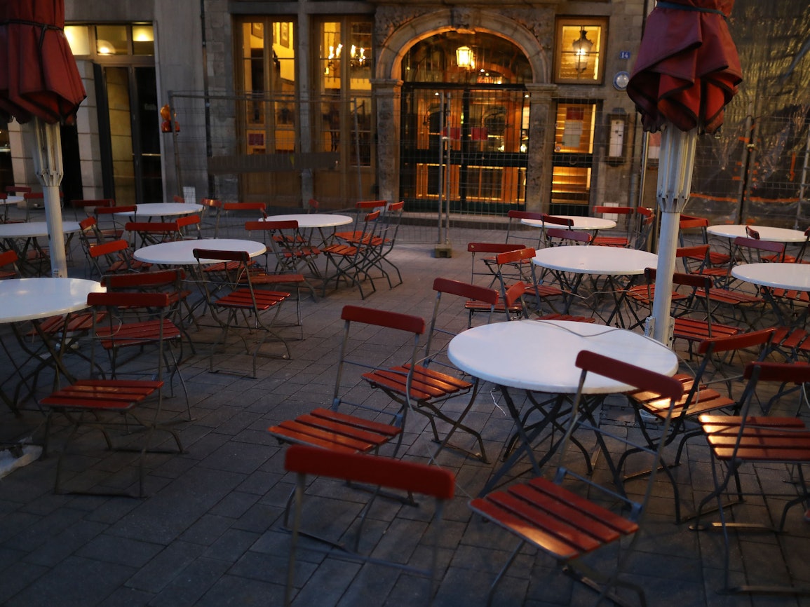 Tische und Stühle stehen im April 2020 vor einem Brauhaus in Köln.