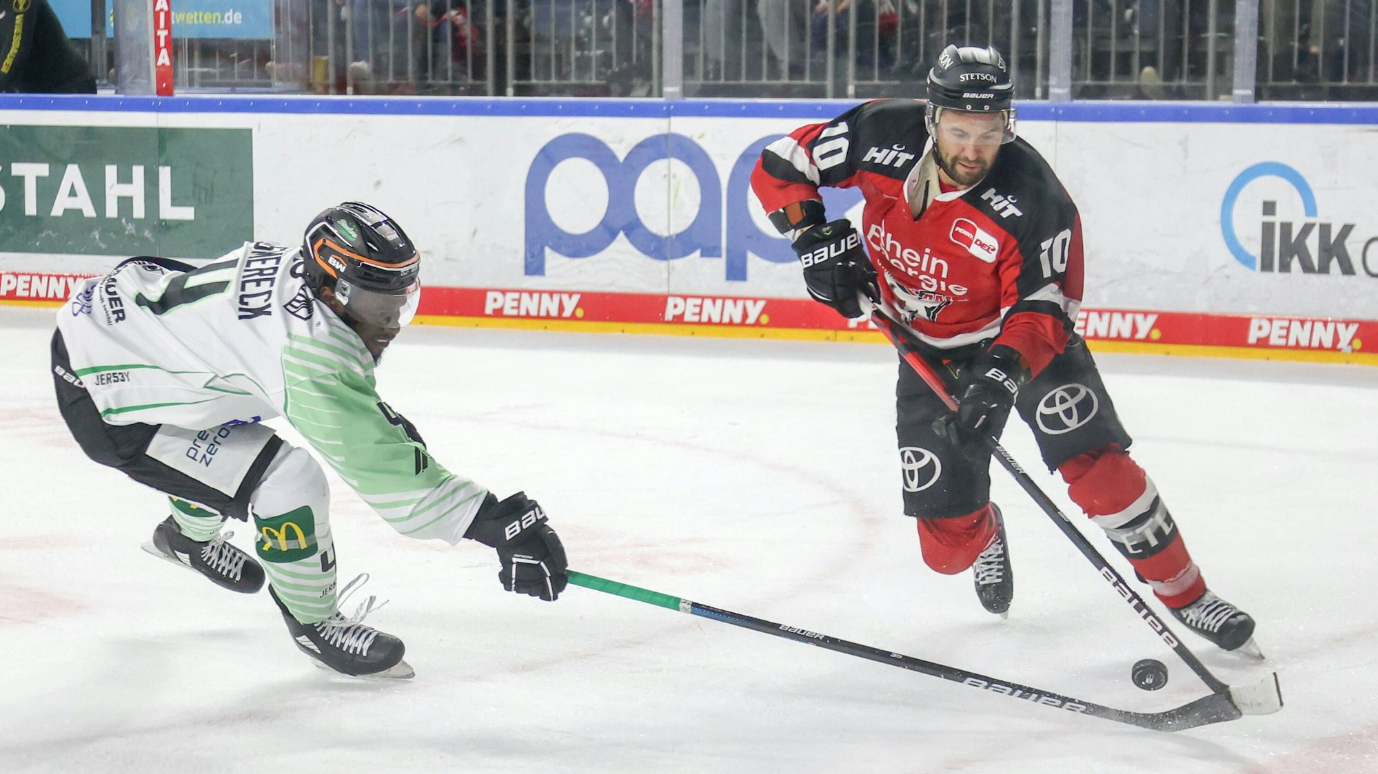Jon Matsumoto im Zweikampf mit Jalen Smereck