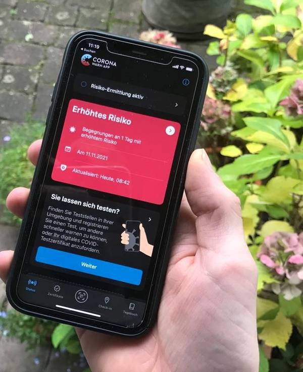 Köln: Rote Corona-Warn-App mit Begegnung am 11.11.2021. Im Moment bekommen viele Kölnerinnen und Kölner eine Meldung von ihrer Corona-Warn-App.