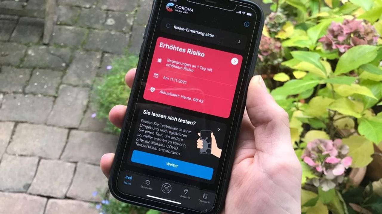 Köln: Rote Corona-Warn-App mit Begegnung am 11.11.2021. Im Moment bekommen viele Kölnerinnen und Kölner eine Meldung von ihrer Corona-Warn-App.