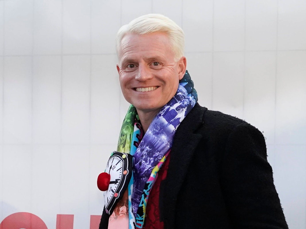 Moderator Guido Cantz steht hinter der Bühne auf dem Heumarkt.