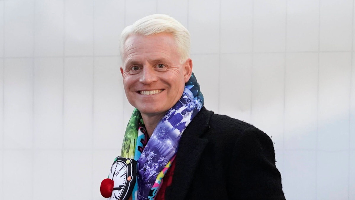 Moderator Guido Cantz steht hinter der Bühne auf dem Heumarkt.