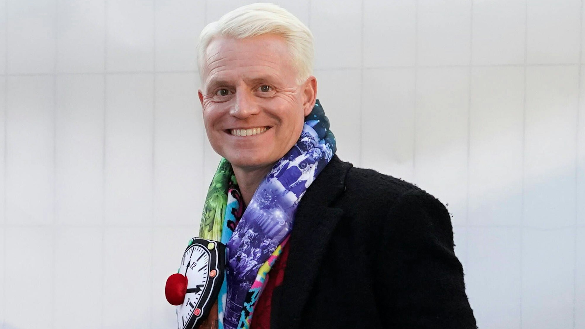 Moderator Guido Cantz steht hinter der Bühne auf dem Heumarkt.