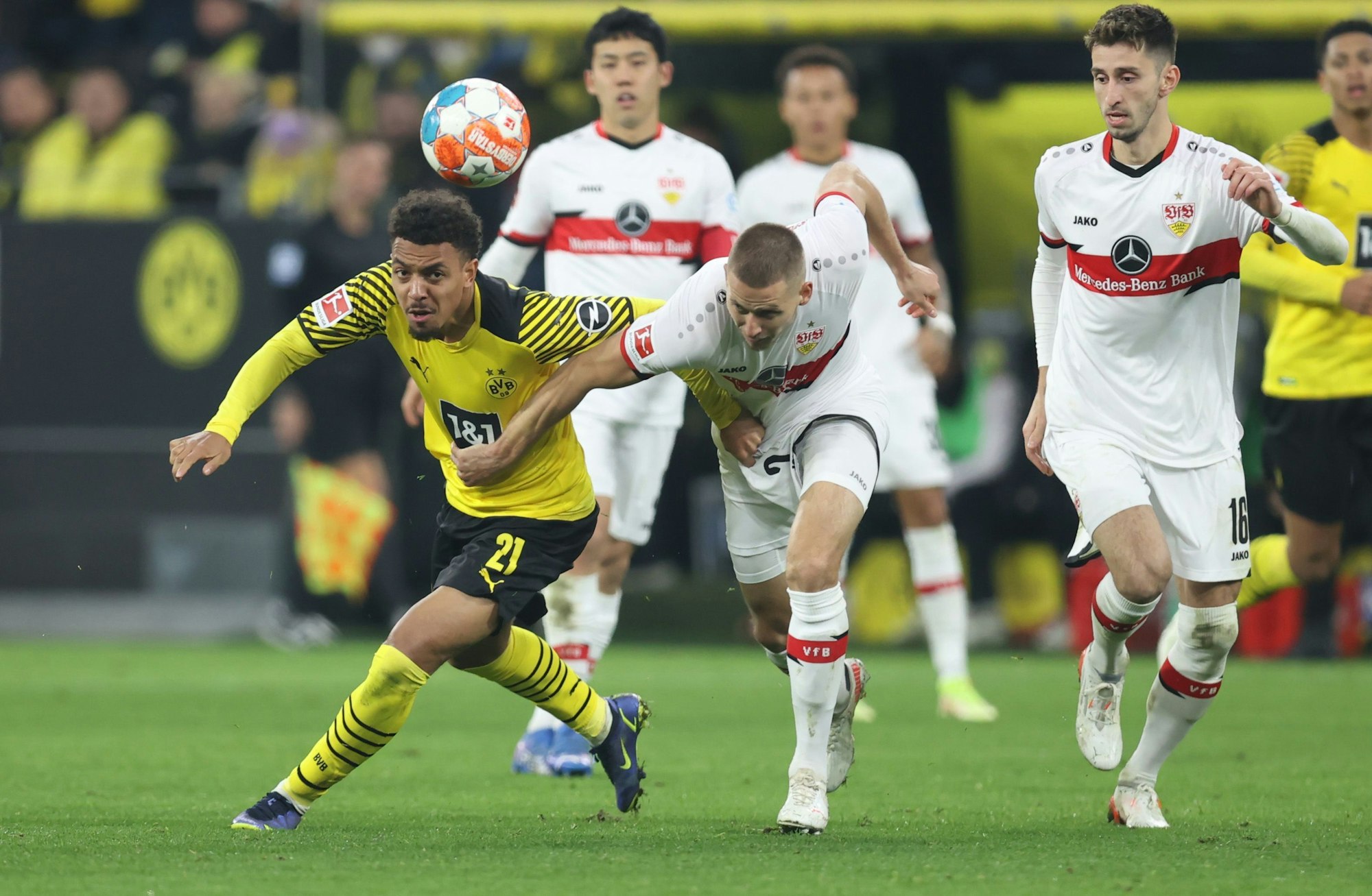 Donyell Malen im Duell mit Waldemar Anton