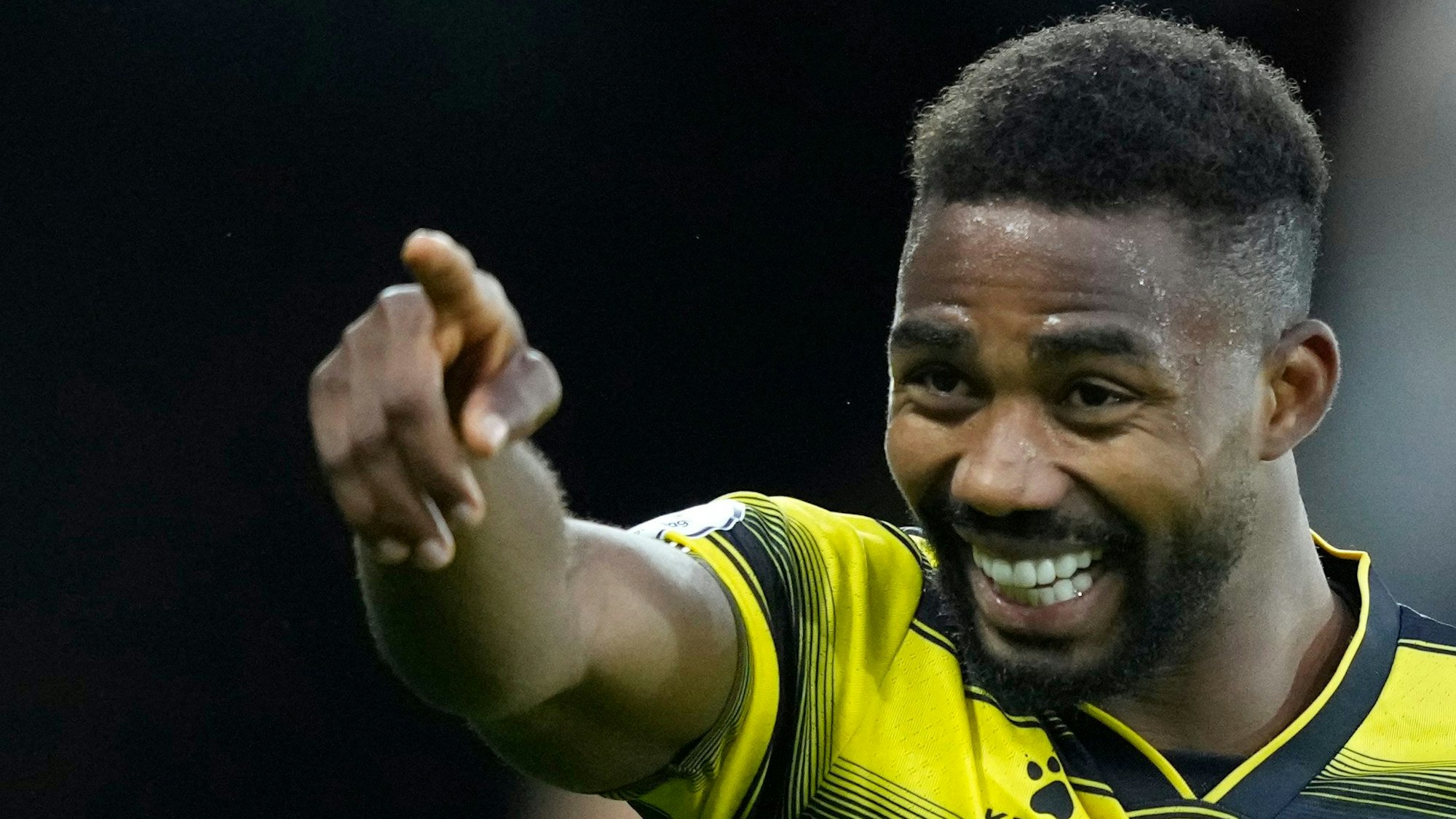 Emmanuel Dennis bejubelt ein Tor mit ausgestrecktem Zeigefinger.