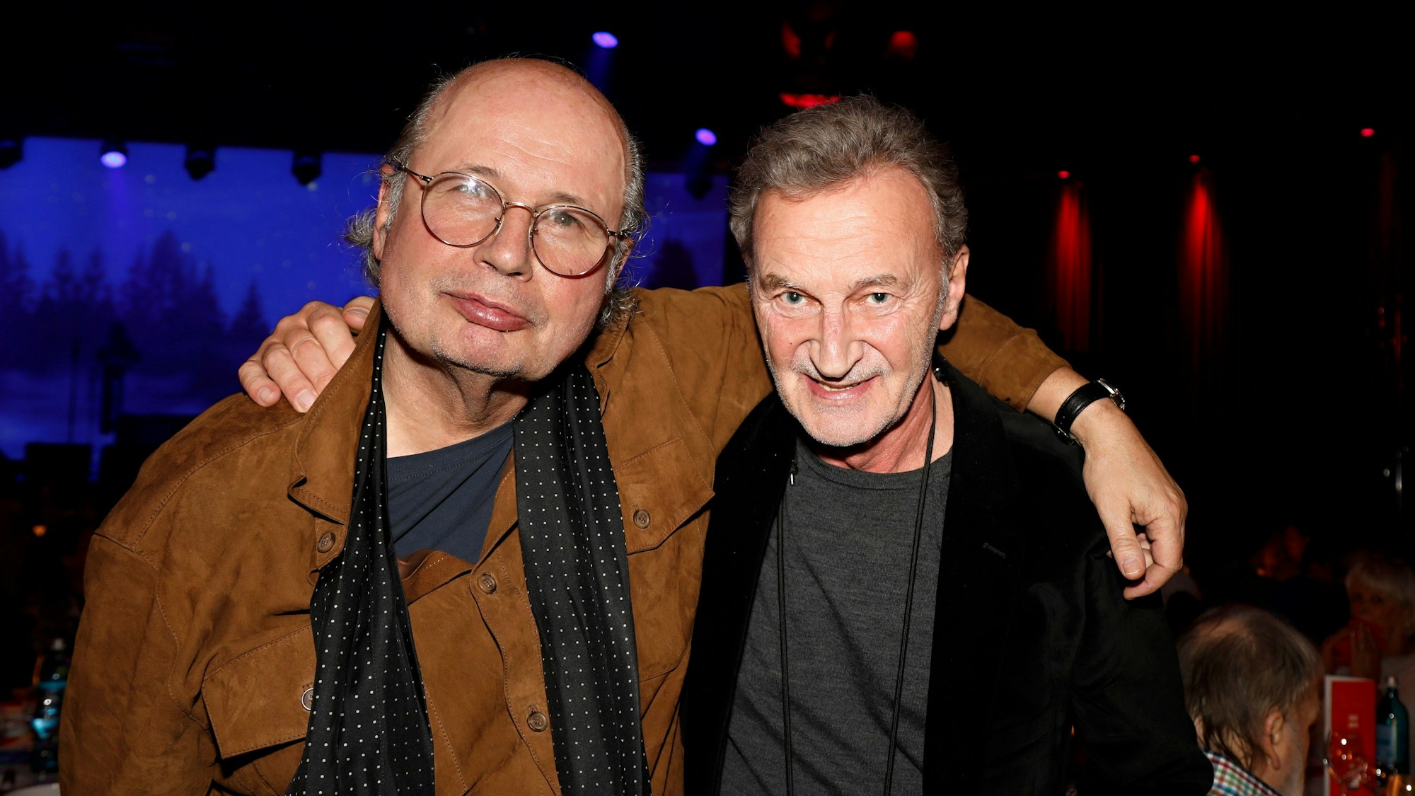 Arno Steffen und Rainer Hömig stehen Arm in Arm und schauen in die Kamera.