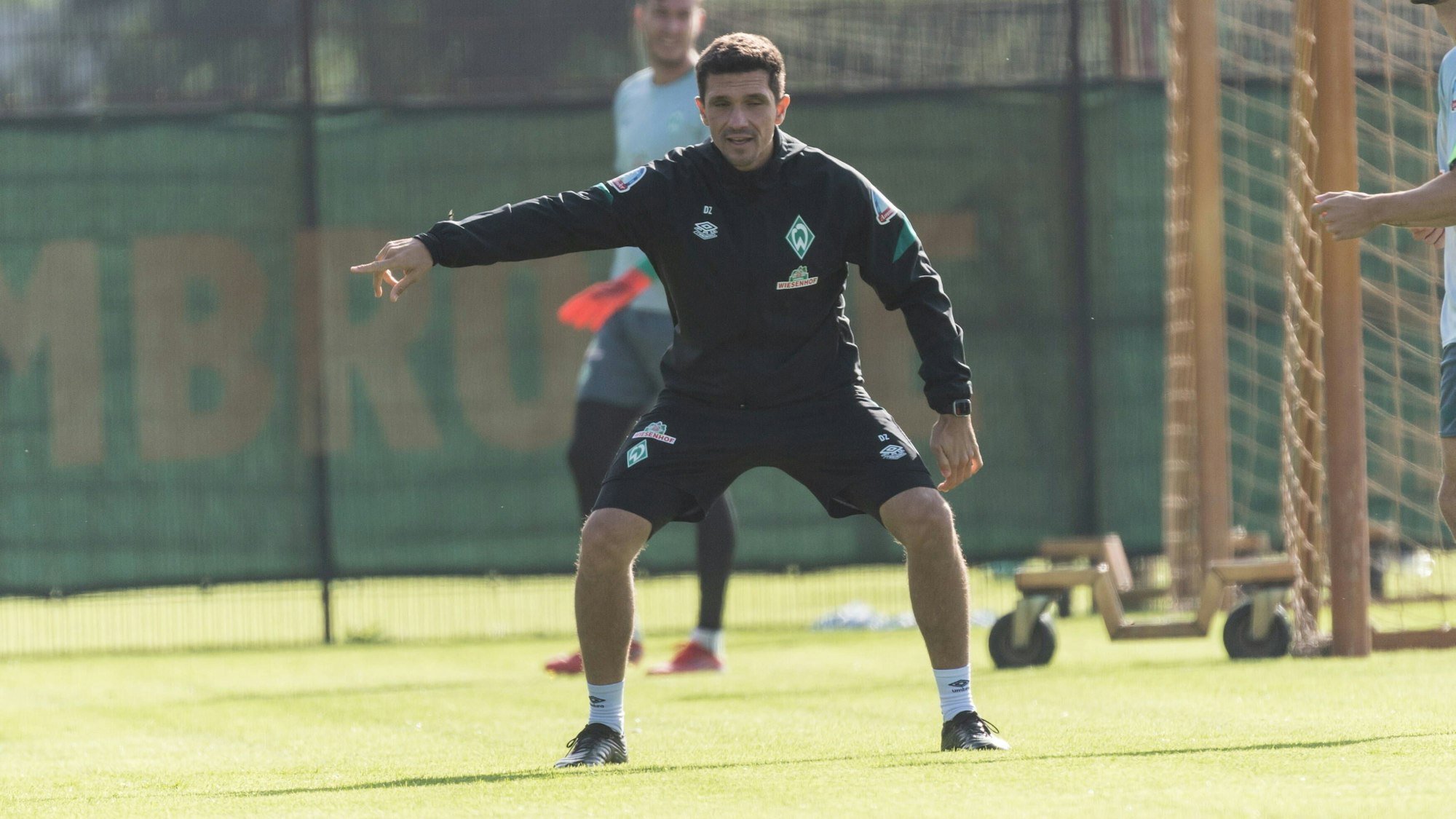 Danijel Zenkovic gibt Anweisungen im Training.