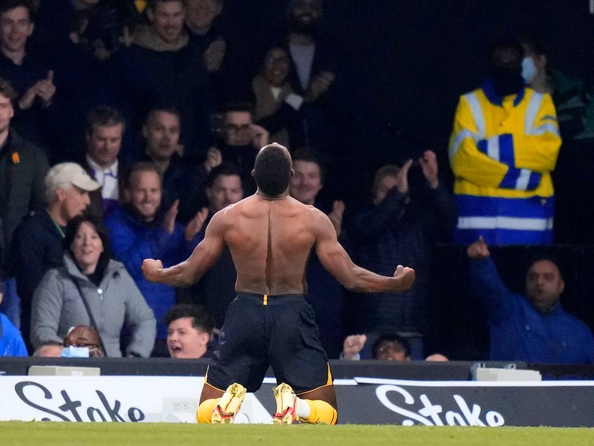 Emmanuel Dennis jubelt ohne Trikot und auf den Knien ein Tor.