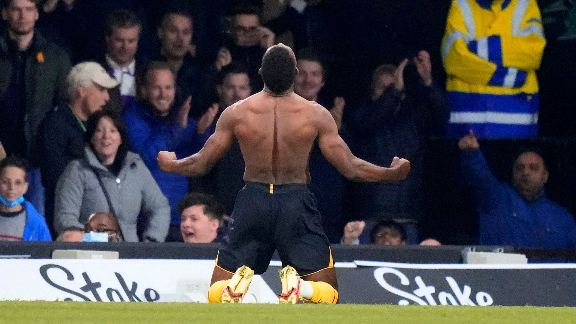 Emmanuel Dennis jubelt ohne Trikot und auf den Knien ein Tor.