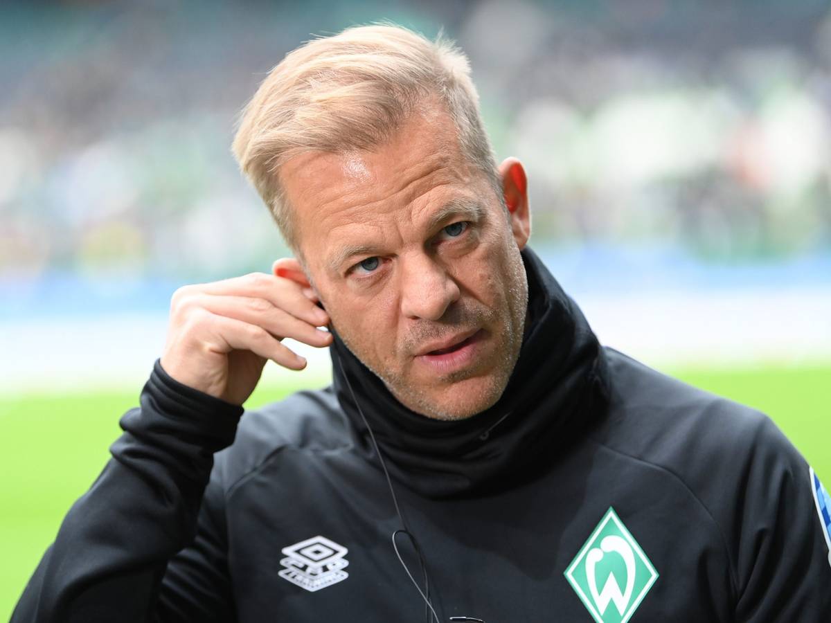 Markus Anfang fasst sich bei einem TV-Auftritt ans Ohr.
