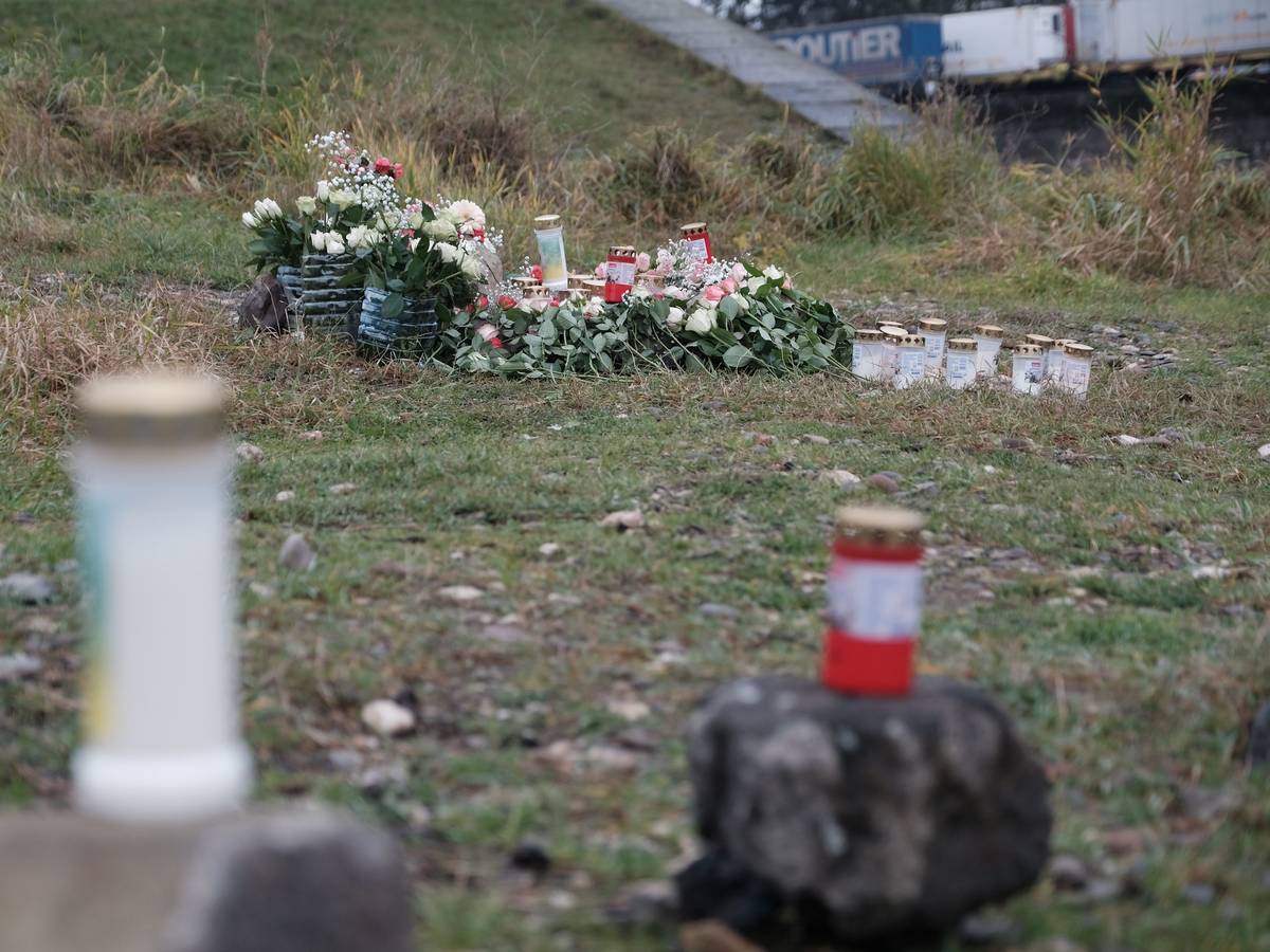 Freunde haben Kerzen und Blumen am Tatort abgelegt.