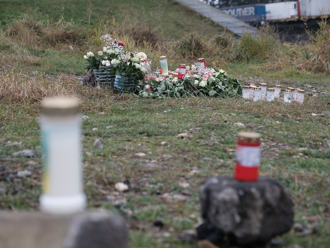 Freunde haben Kerzen und Blumen am Tatort abgelegt.