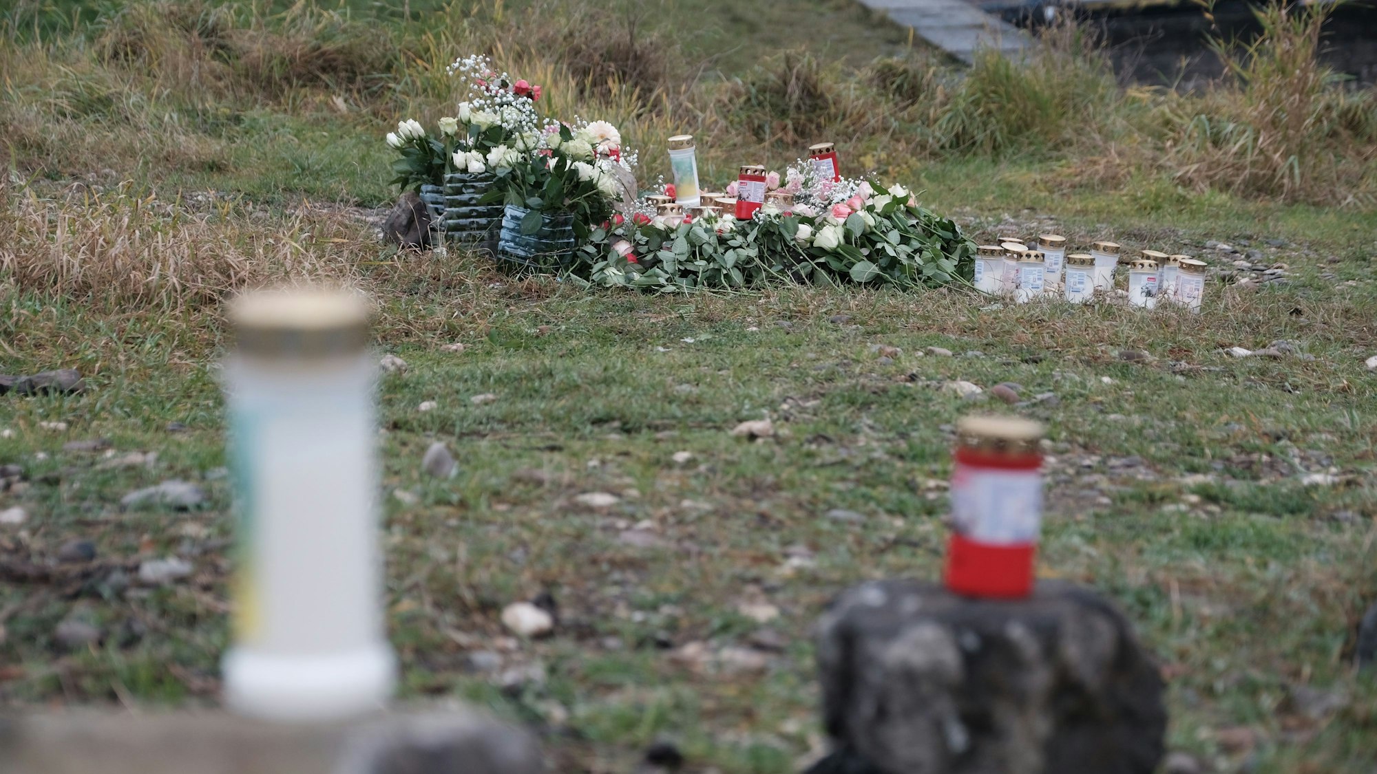 Freunde haben Kerzen und Blumen am Tatort abgelegt.