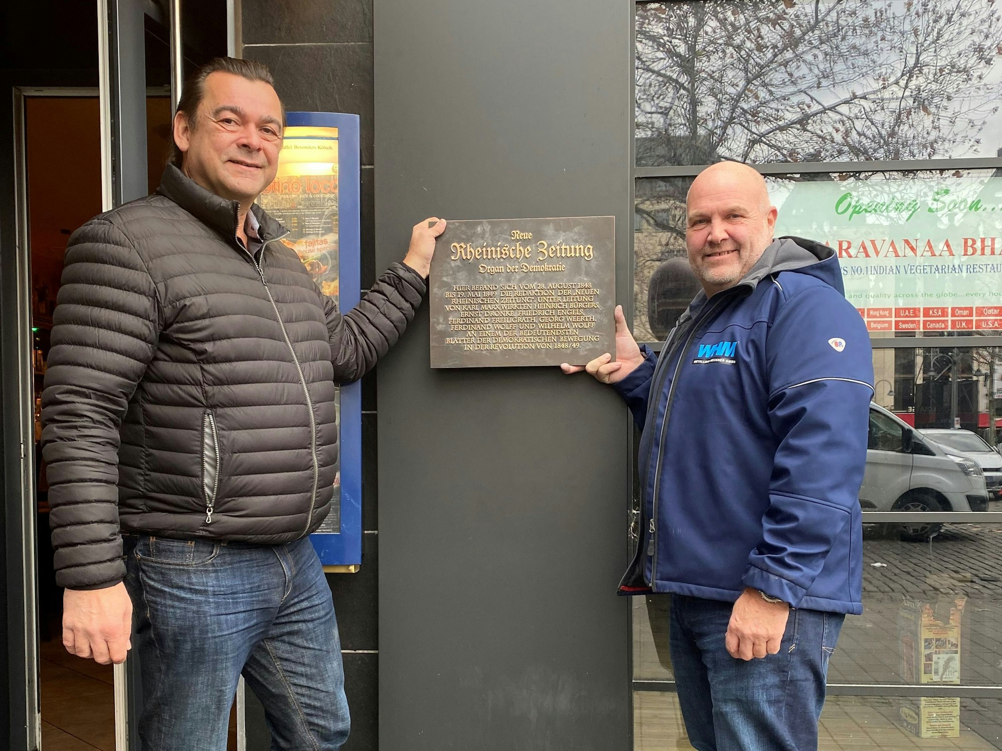 Die Ex-Prinzen Thomas Elster und Wolfgang Heckner mit der Gedenktafel für die Neue Rheinische Zeitung, die wieder am Haus Heumarkt 65 angebracht werden sol.
