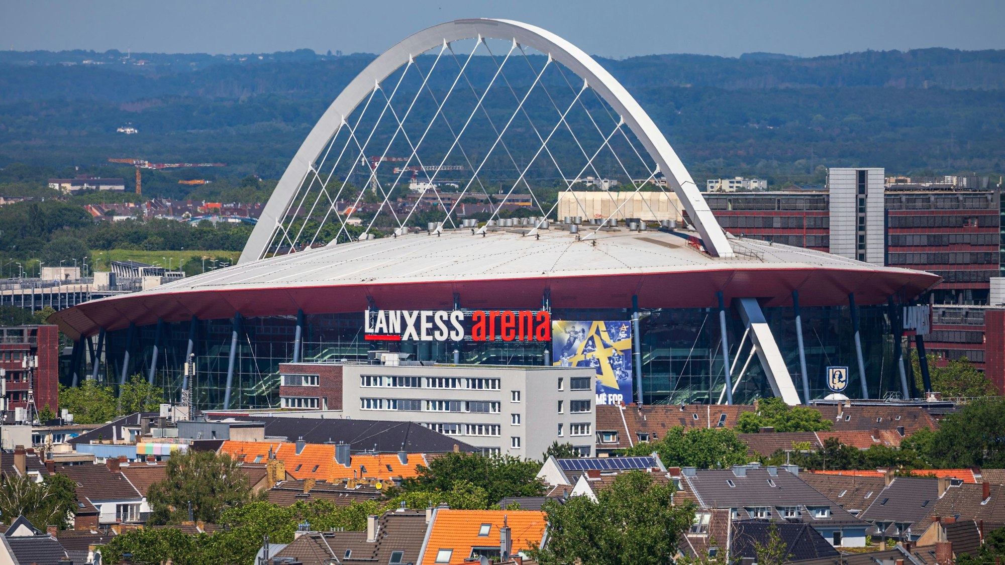 Die Lanxess Arena ist inmitten des Stadtteils Deutz zu sehen.